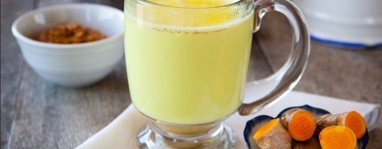 Drinking-Milk-With-Turmeric-Powder eases cold and cough